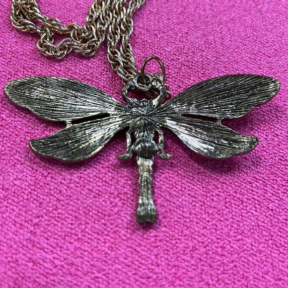 Gorgeous Dragonfly Pendant Necklace Gold Tone - Picture 5 of 7